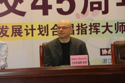马教授同师生交流